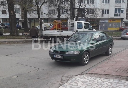 Поредната порция снимки на безобразно паркиране във Враца изпрати читател