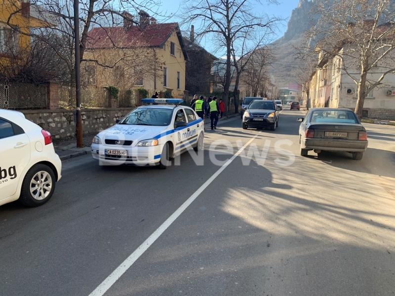 Верижна катастрофа между три коли е станала преди минути на