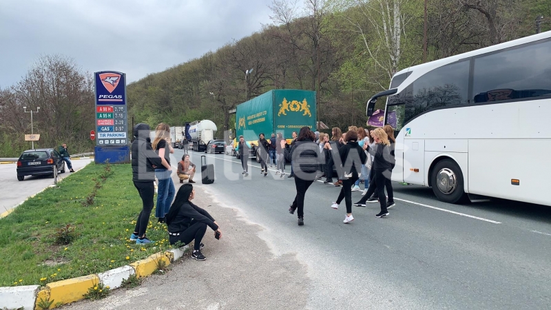 Огромно задръстване се е образувало на международен път Е 79 между