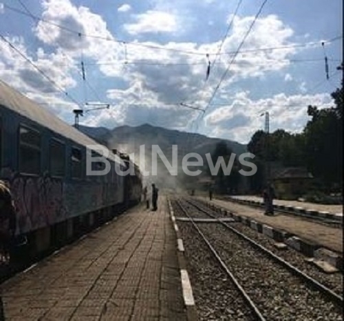 Локомотивът на влака от Враца за София се е запалил
