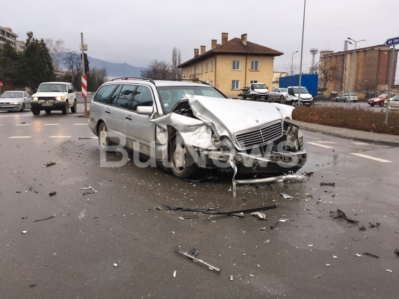 Тежка катастрофа е станала на възлов булевард във Враца, видя