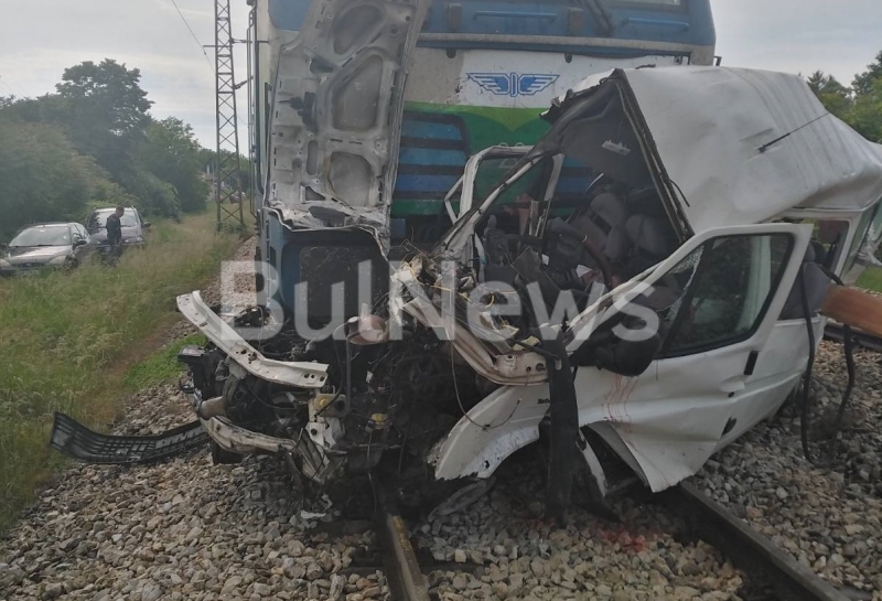Сблъсък между микробус и пътнически влак край плевенското село Гривица