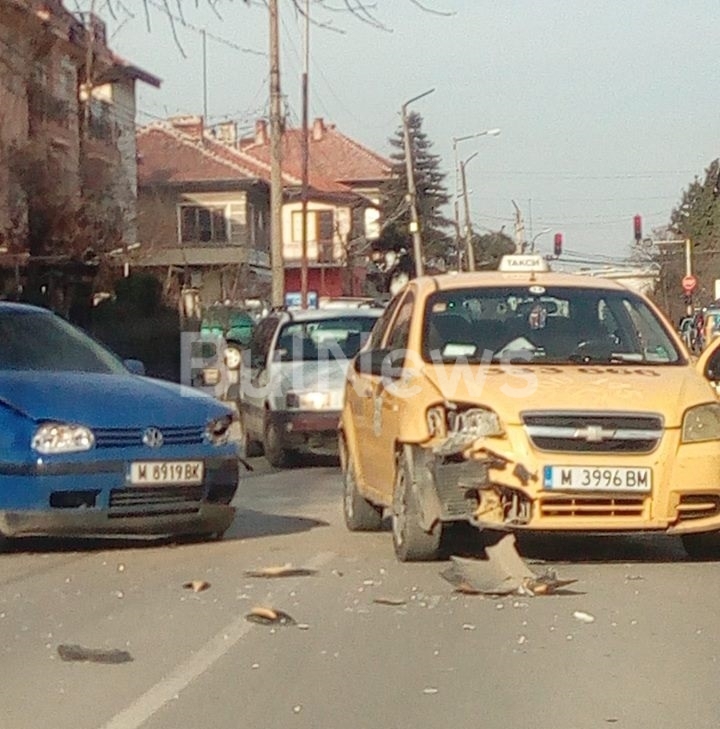 Три коли са се ударили на кръстовище в Монтана видя