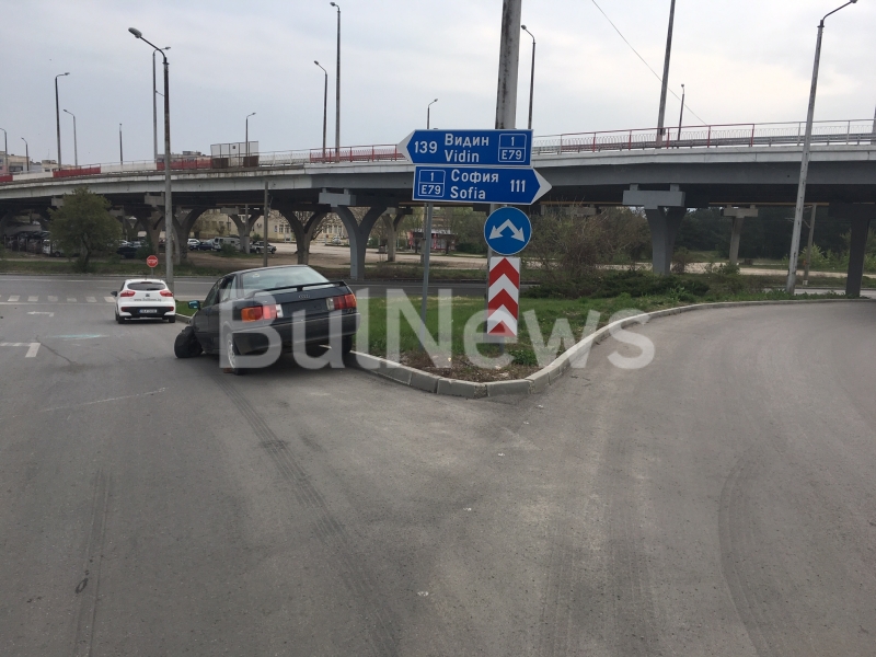 Мистериозно Ауди 80 втори ден стои зарязано на отбивка на