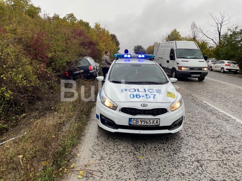 Кола е излетяла от пътя край Враца видя първо репортер