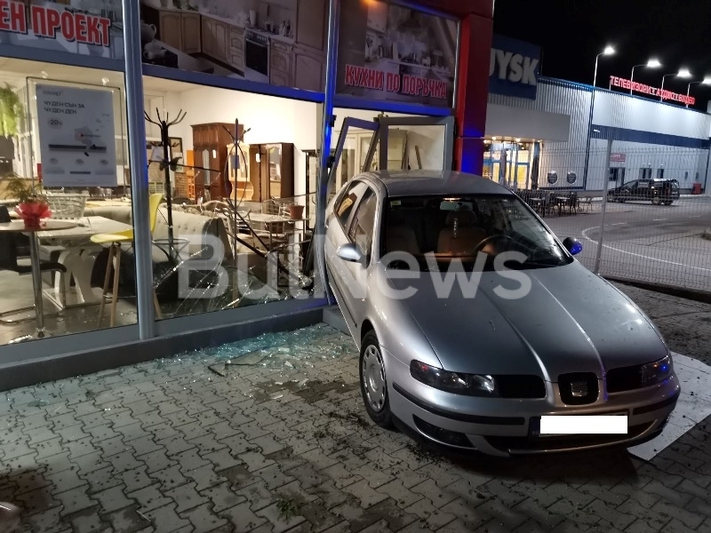 Първи снимки от среднощната катастрофа в Монтана, щетите по магазина са ...