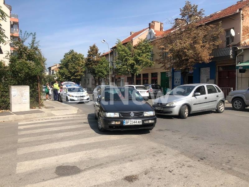 Катастрофа с такси затапи движението по централен булевард във Враца,