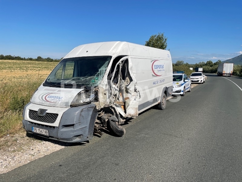 Катастрофа межди турски ТИР и бус на куриерска фирма е