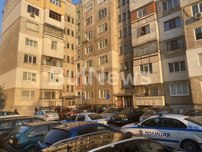 4 патрулки пристигнаха пред вход А на бл 39 в