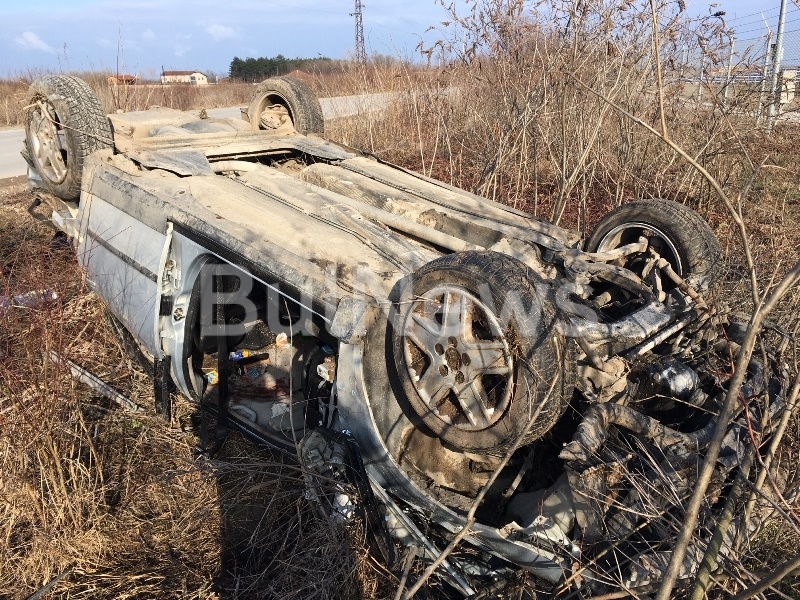 Лекият автомобил Фолксваген Пасат който катастрофира на пътя между Враца