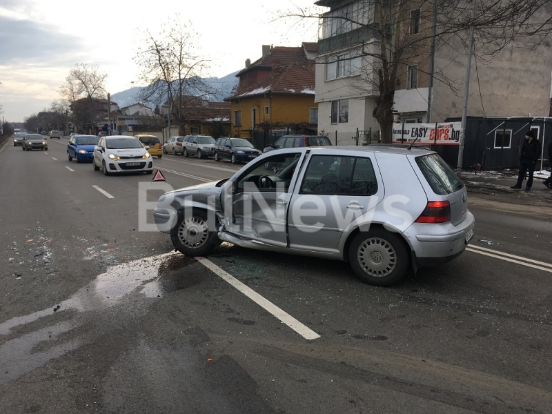 Камион и лека кола се удариха на натоварен булевард във