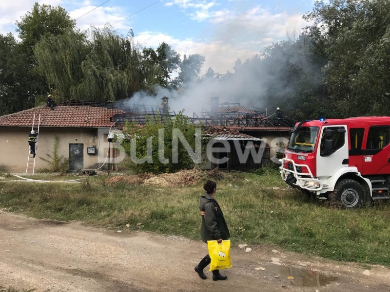 Голям пожар бушува във врачанския квартал Бистрец видя първо репортер