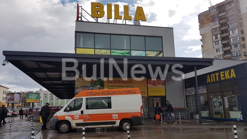 Линейка с включени светлини и сирени спря пред входа на