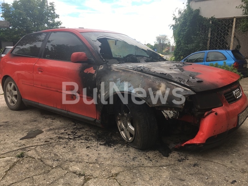 Лека кола е горяла тази нощ пред блок във Враца