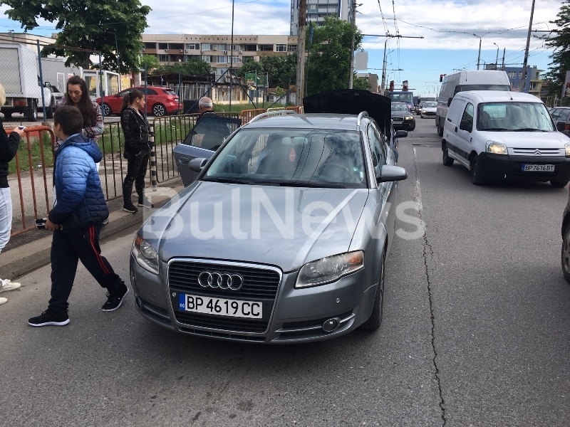 Три коли се удариха във верижна катастрофа на един от