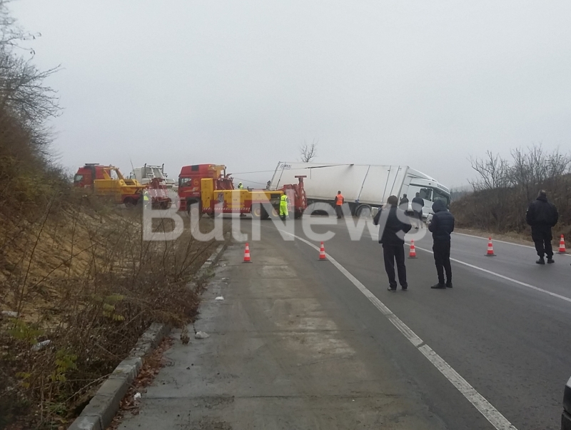 Турски ТИР се е обърнал днес на международния път Е 79