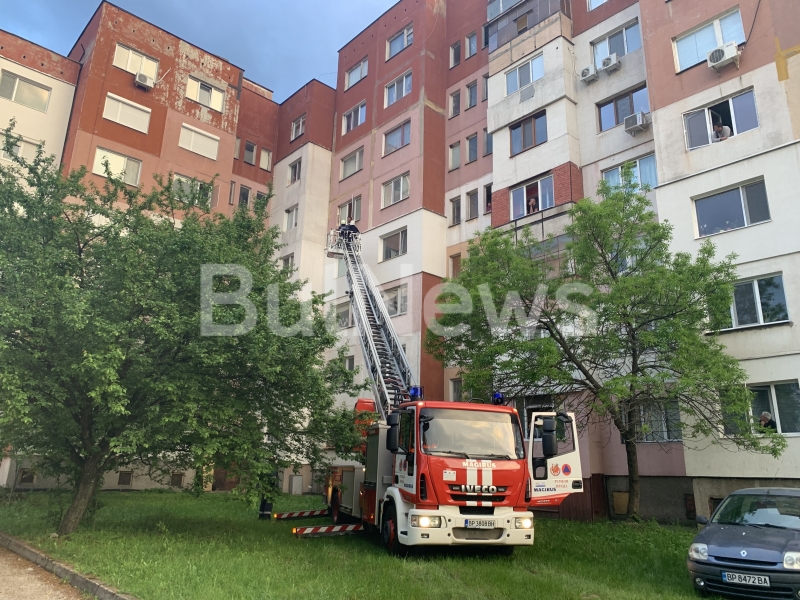 Спасителна операция тече в момента във един от врачанските жилищни