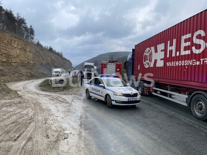 Тежка катастрофа между 3 ТИР-а затвори международния път Е-79 между