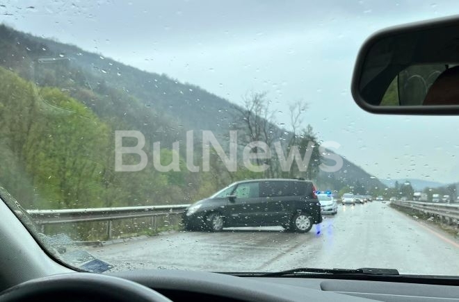 Катастрофа затруднява трафика по международен път Е 79 между Мездра и