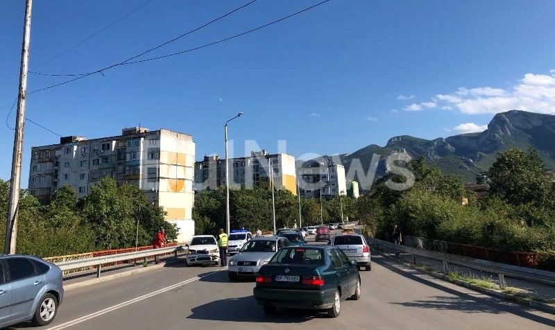 Извънредно! Кола на ЧЕЗ предизвика катастрофа във Враца заради ...