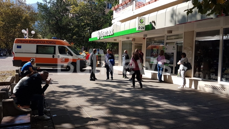 Нещо става! Спасяват жена в банка в центъра на Враца /снимки/