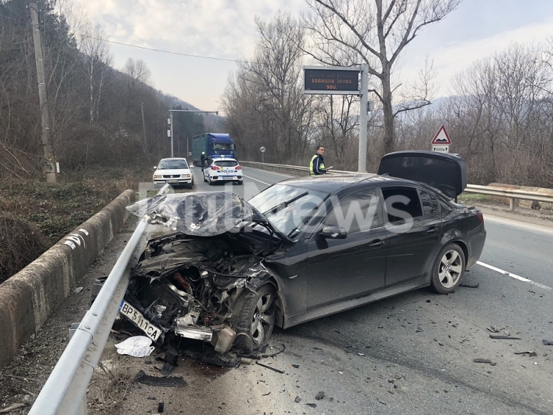 Вижте кой е кандидат-полицаят, размазал се с „BMW“ между Мездра и ...
