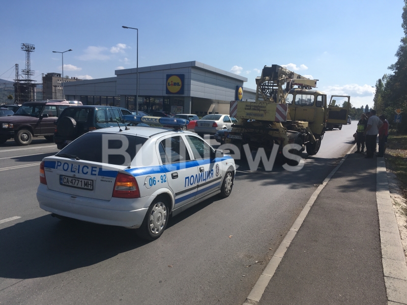 Катастрофа между кран и лек автомобил е станала преди минути