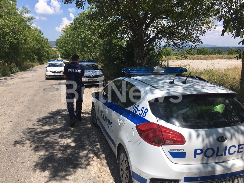 Три патрулки обградиха лек автомобил Опел Корса край Враца видя