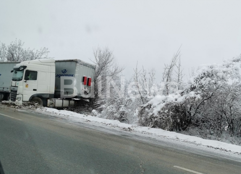 ТИР се е завъртял на международния път Е 79 между Враца