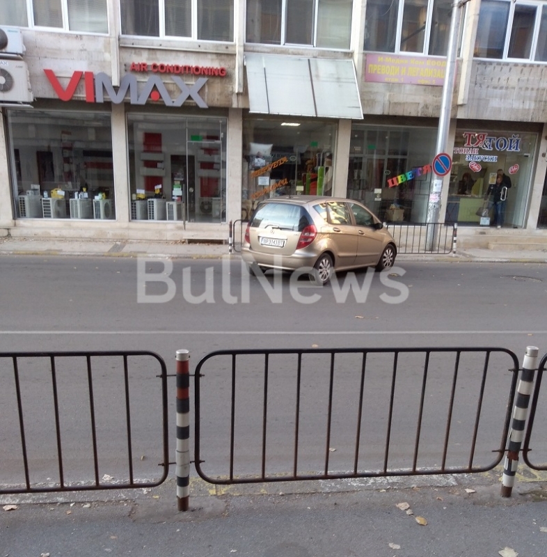 Нагъл шофьор вбеси врачани като затапи една от най натоварените спирки