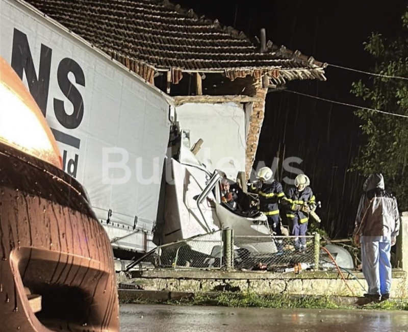 Тежка катастрофа с ТИР  е станала късно снощи във Врачанско
