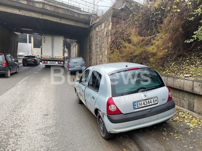 ТИР блъсна кола на оживен булевард във Враца видя отново