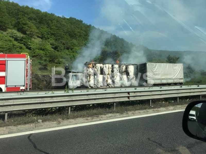 Тир се е запалил по време на движение на магистрала