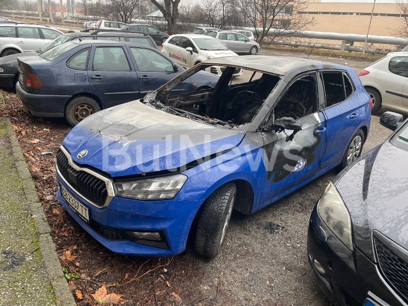 Колата която горя на паркинг пред жилищен блок посред нощ