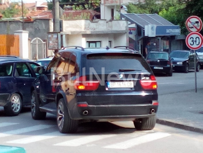 Тази нощ са запалили джипа БМВ Х5 на областния лидер