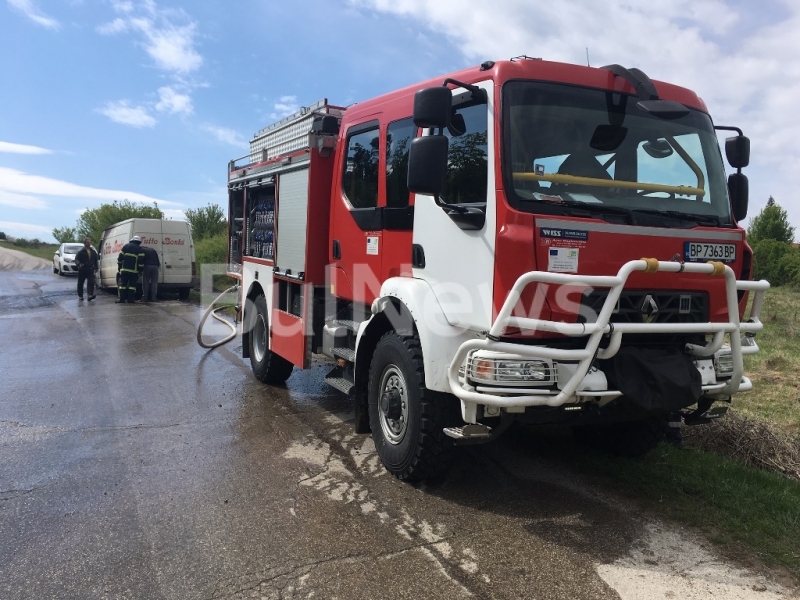 Товарен микробус се запали на пътя между врачанските села Чирен