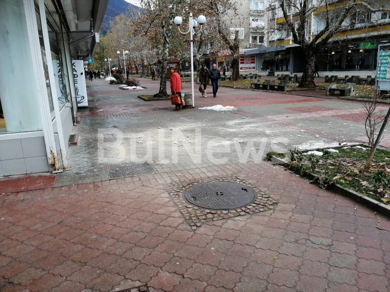 Жилищна сграда в идеалния център на Враца се руши, видя