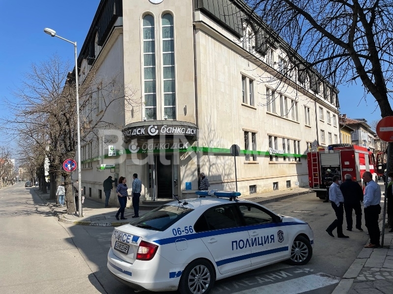 Извънредно! Пожар в Банка ДСК във Враца, полиция блокира района /снимки/