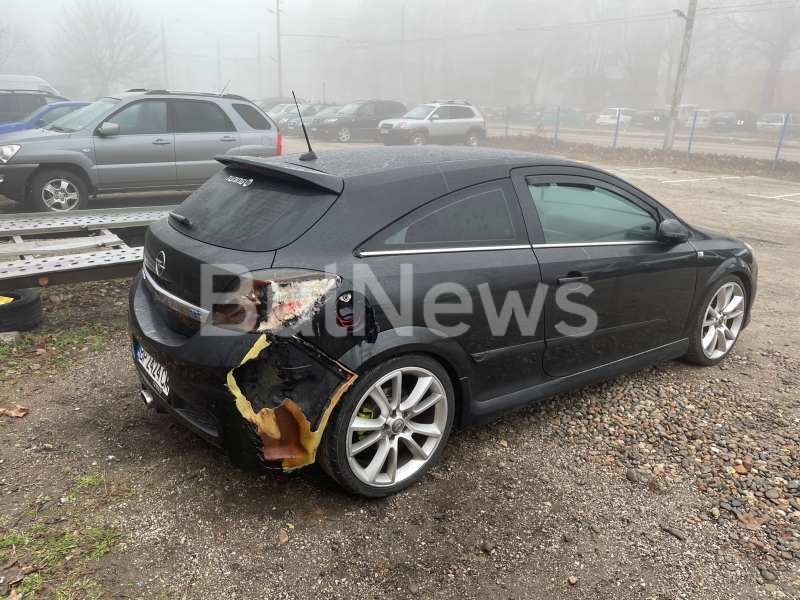 Кола избухна в пламъци на наказателния паркинг във Враца съобщиха