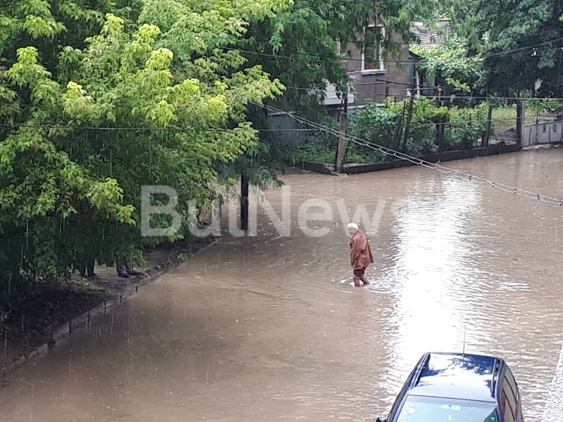 Пороен дъжд превърна Лом в малка Венеция научи BulNews bg Огромно