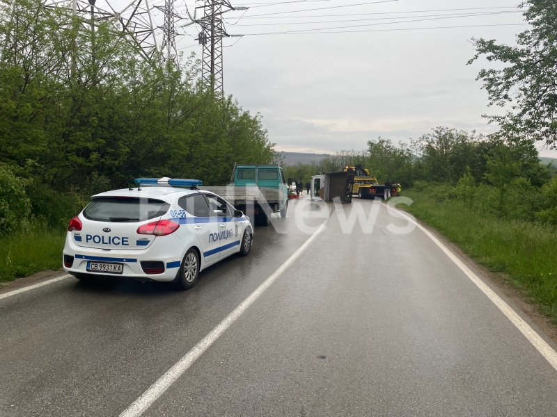 Камион катастрофира на пътя между Криводол и Враца видя първо