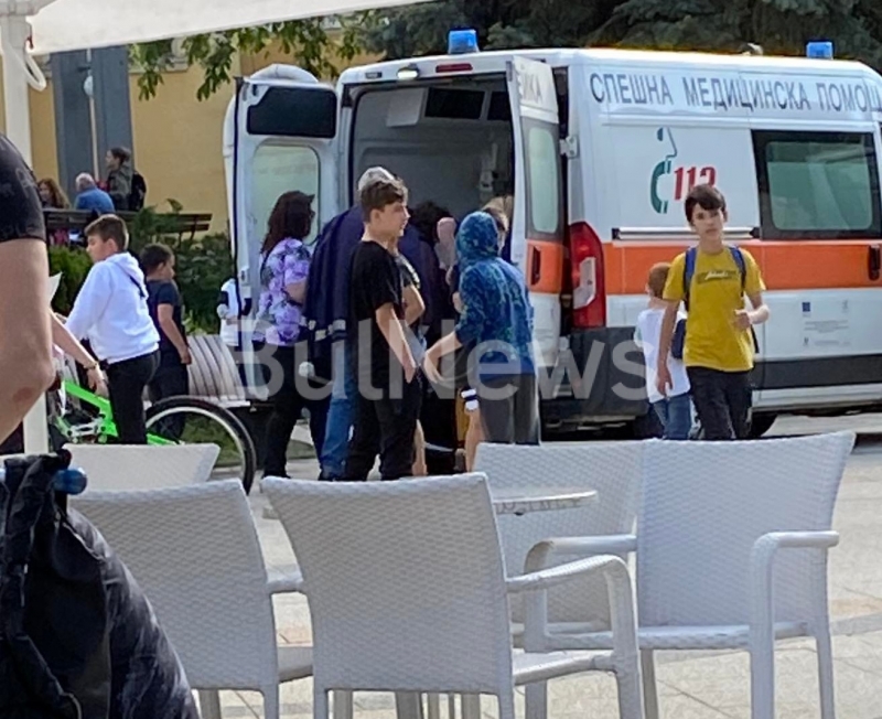 Линейка с включени светлинна и звукова сигнализация влезе в пешеходната