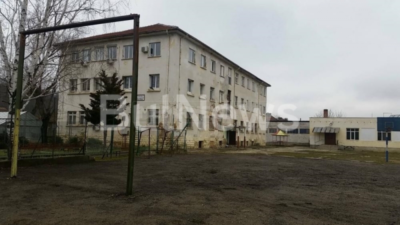 Младеж е скочил от третия етаж на сграда в Роман