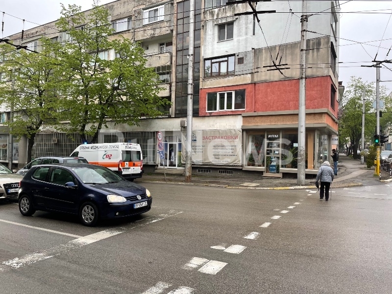 Човек падна на пешеходна пътека във Враца видя репортер на