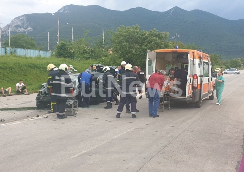 Във врачанската болница се борят за живота на един от