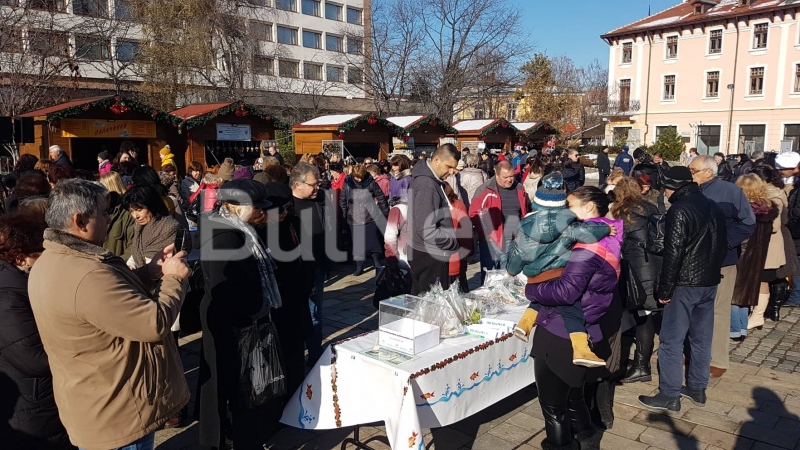 Община Враца отбеляза Никулден с изложба-базар на шарани и рибен курбан /снимки/