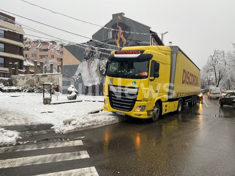 Паркиран ТИР затапви улица в центъра на Враца видя репортер