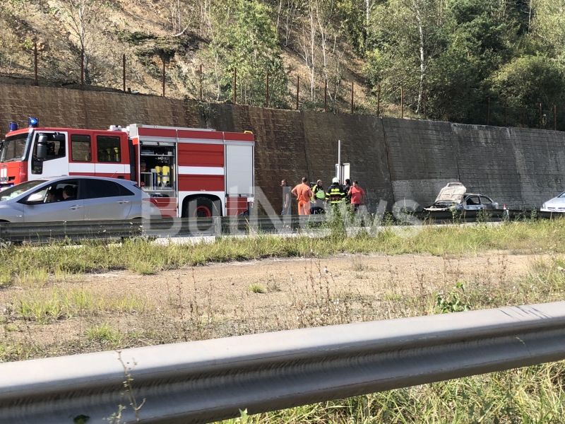 Лек автомобил Опел Астра гори на автоматистрала Хемус видя първо