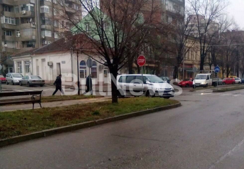 Наглец заряза колата си насред натоварено кръстовище в Лом Снимки