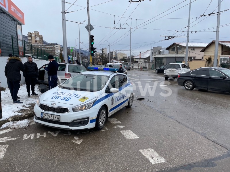 Извънредно! Кола помете джип на кръстовище във Враца, щетите са големи /снимки/